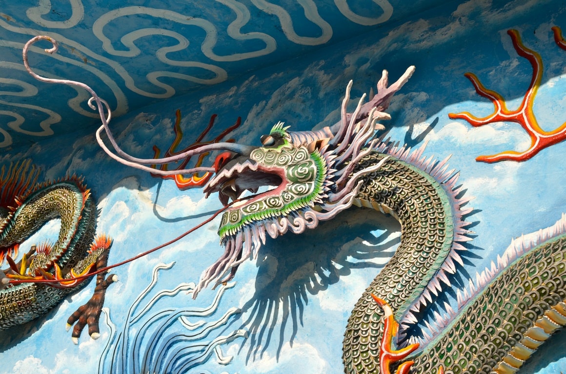 Statues de dragons dans les jardins de la Villa Haw Par à Singapour créatrice du Baume du tigre