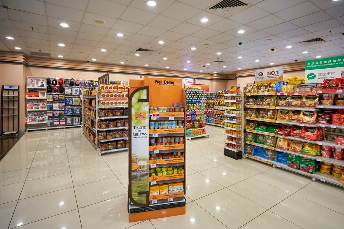 Vue intérieure du magasin 7-eleven à l'aéroport Changi de Singapour ou l'on vend du baume du tigre